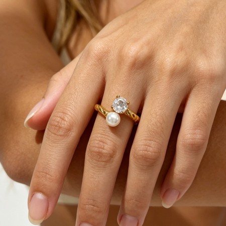 Bague pour femme en acier inoxydable doré, ornée d'un zircon et d'une perle artificielle, ornée d'un cercle simple et étanche.