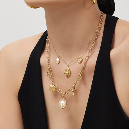 Colliers pendentifs pour femmes de la luxueuse série rétro en forme de cœur et de croix, en acier inoxydable étanche et couleur or 2