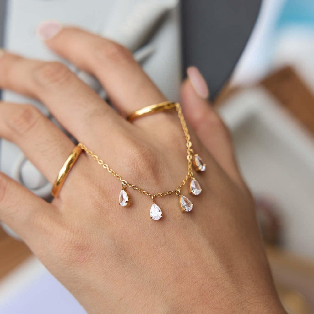 Bagues Pour Femmes En Acier Inoxydable Doré, Imperméables, Avec Pampille Et Pendentif Goutte D'Eau, Ornées De Zircon Et De Pierres Précieuses. Collection Luxe. Image3