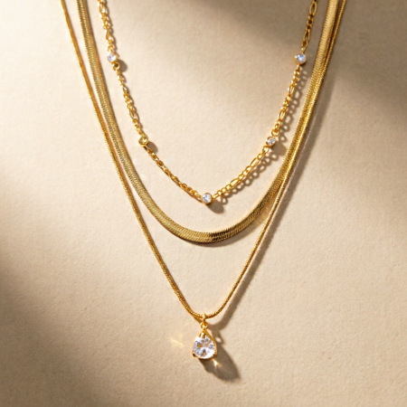 Colliers pour femmes avec pendentif goutte d'eau luxueux et élégant en acier inoxydable, couleur or, étanche, orné de zircon.