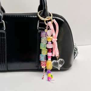 Breloques Pour Sac En Résine De Couleurs Assorties, Style Décontracté, Avec Lettres, Cœurs Et Nœuds Papillon. h5 Image2