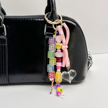 Breloques pour sac en résine de couleurs assorties, style décontracté, avec lettres, cœurs et nœuds papillon. 2