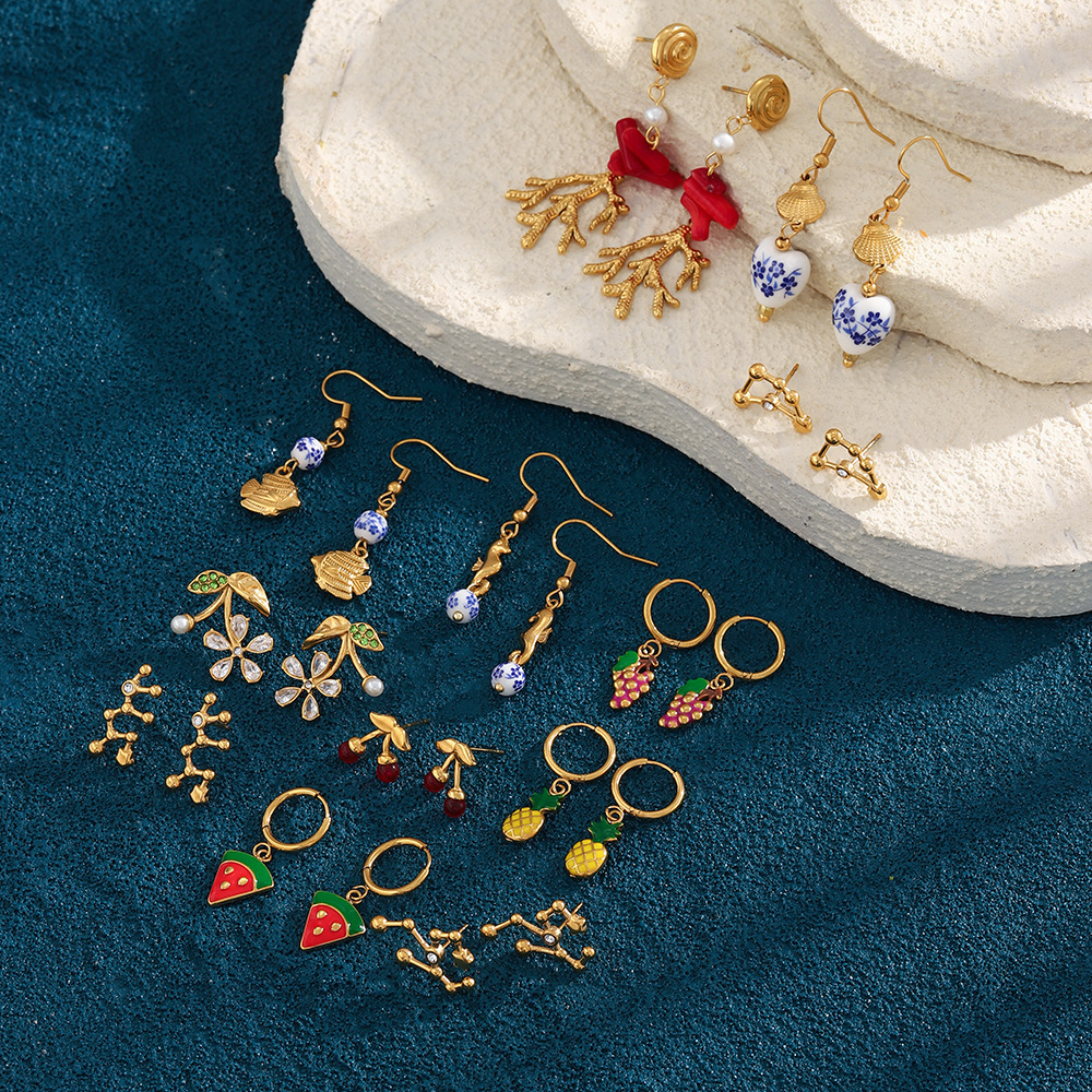 Boucles D'Oreilles Puces Pour Femme, En Acier Inoxydable Doré, Forme Cerise, Romantiques Et Délicates, De Forme Irrégulière. Étanche. Image3