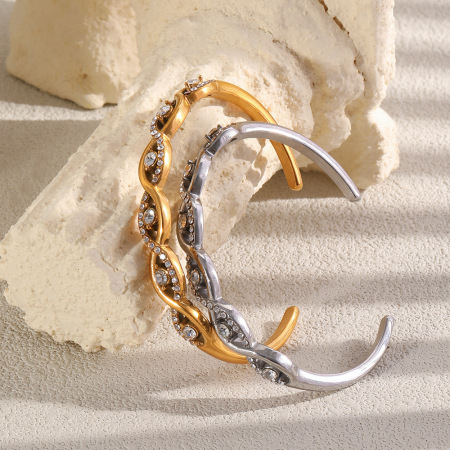 Bracelet manchette simple à torsion en acier inoxydable étanche couleur or avec zircon pour femme 2