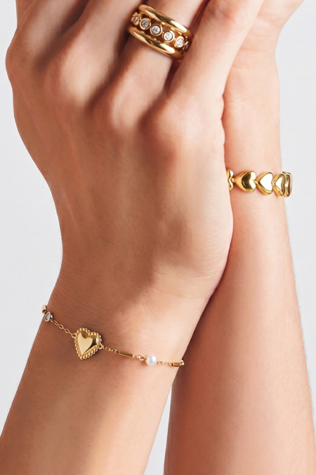Bracelet orné de perles, de pierres et d'un cœur imposant 2