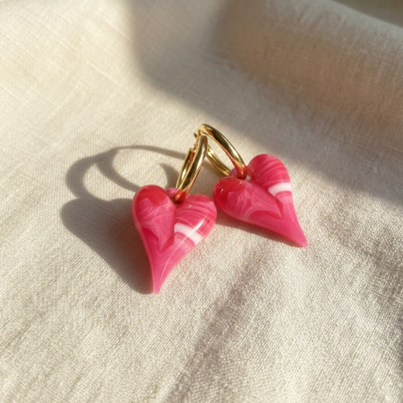 Boucles d'oreilles pendantes pour femme, style romantique, en acrylique, en forme de cœur simple. Collection Romantique