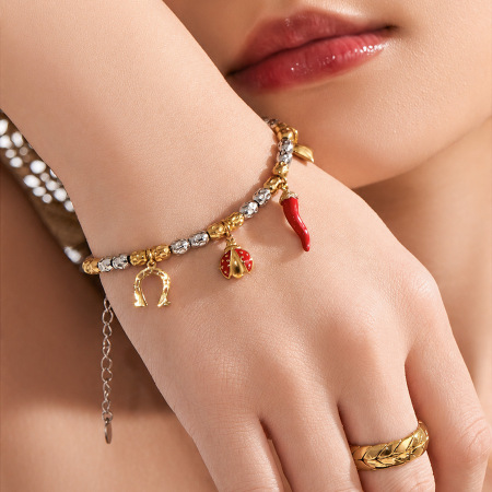 Bracelet à breloques pour femme, collection Luxueuse Series, motif trèfle et piment, en acier inoxydable étanche, couleur or.