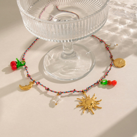Colliers tressés pour femmes, collection Romantique, motif fruits et soleil, en acier inoxydable doré et perles.