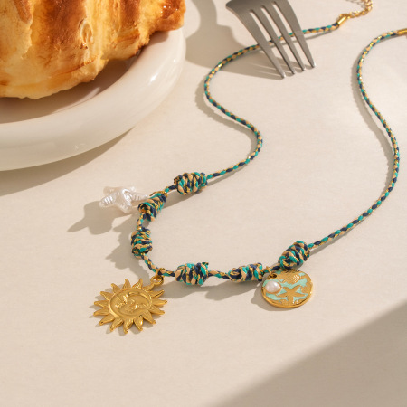 Colliers tressés pour femmes Smiley Sun en acier inoxydable étanche couleur or
