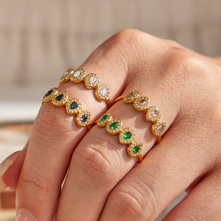 Bagues pour femmes en acier inoxydable doré, étanches, serties de zircon et ornées d'une goutte d'eau, collection Luxe Simple Droplet.