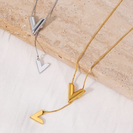 Colliers pendentifs pour femmes en acier inoxydable étanche, forme simple en V, couleur or
