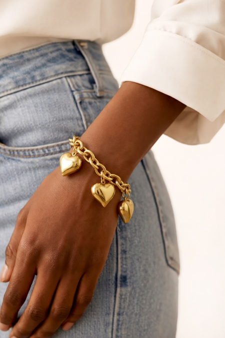 Bracelet à gros maillons orné de grands cœurs 2