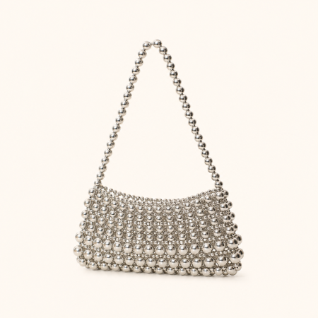 Sacoche de bras pour femme, style parisien chic, ornée de perles tissées et de détails métalliques.