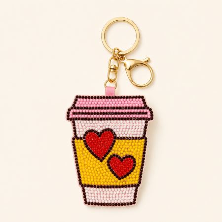 Porte-clés romantique quotidien en alliage multicolore avec perles en forme de cœur et perles en forme de cœur. Collection quotidienne de perles romantiques. Porte-clés en alliage multicolore avec perles en forme de cœur.