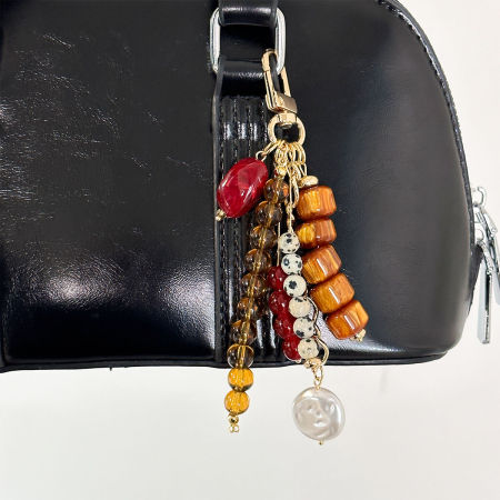 Breloques pour sac en résine, style décontracté, avec pompons en forme de cœur et chaîne de couleurs assorties