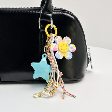 Série simple de perles mignonnes en forme de cœur et de pompon, étoiles de couleurs assorties, breloques pour sac en bois tissé