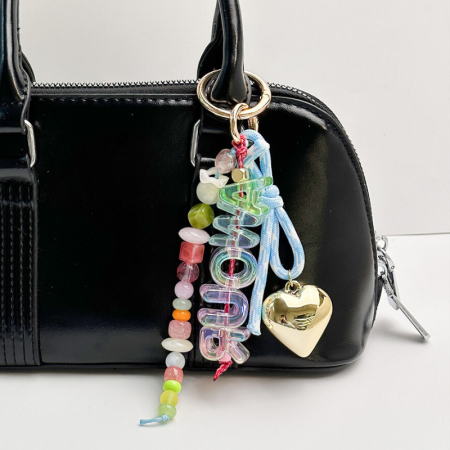 Breloques pour sac en résine de couleurs assorties, style décontracté, avec lettres, cœurs et nœuds papillon.