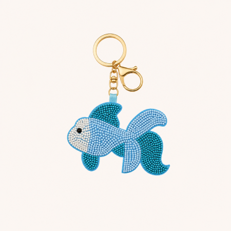 Porte-clés en tissu avec perles de style océanique naturel et multicolores, orné de poissons. Série simple. Porte-clés en tissu avec perles et poisson.