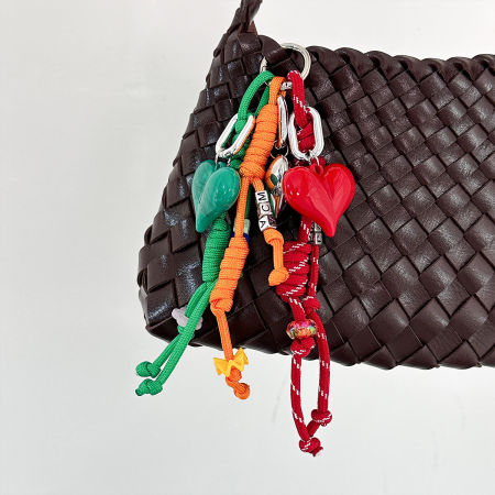Breloques de sac en résine de couleurs assorties, mignonnes et en forme de cœur, avec lettres simples et torsadées