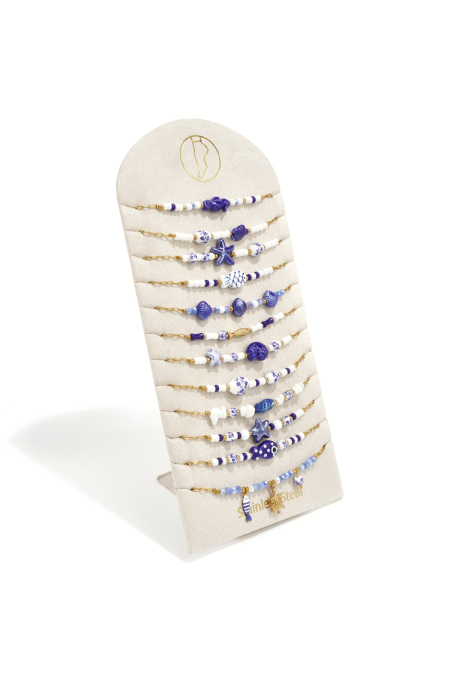 Ensemble de bracelets exposé sur le thème de la plage bleu marine