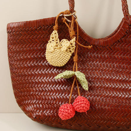 Breloques de sac en raphia tissé naturel couleur cerise, collection Simple