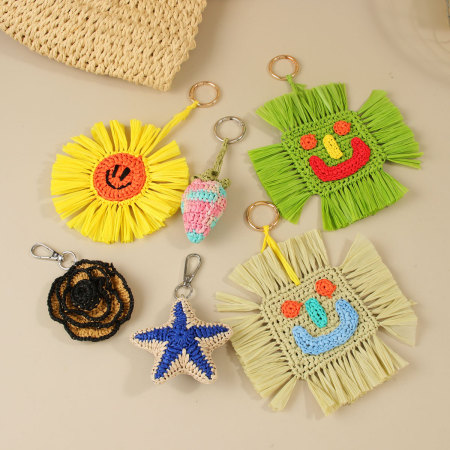 Collection ethnique Vacances Fleur Soleil Style océanique Pompon Visage souriant Fraise Étoile de mer tissée Breloques de sac en raphia 2