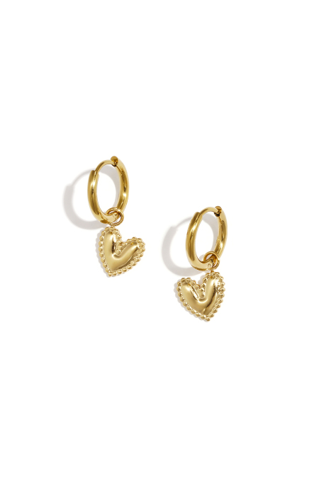 Boucles d'oreilles avec un cœur pendant détaillé