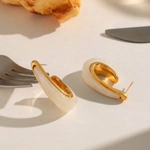 Boucles D'Oreilles Puces Pour Femmes En Résine Dorée En Forme De C h5 Image4