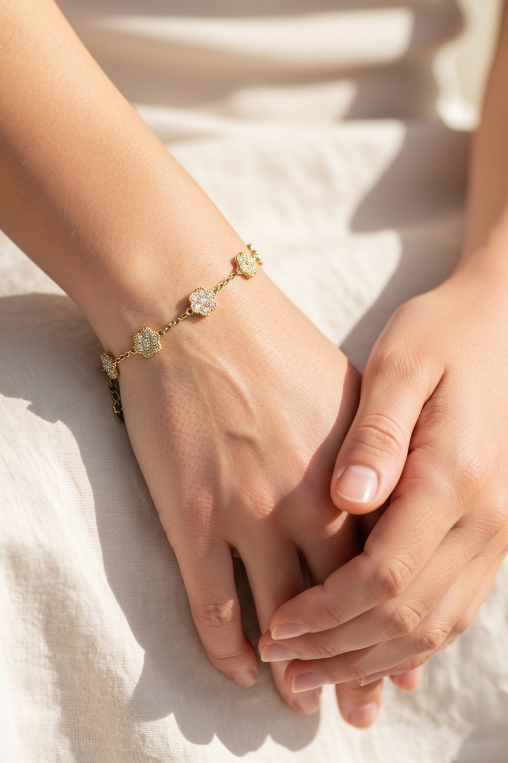 Bracelet Élégant Orné De Fleurs Serties De Zirconias Image2