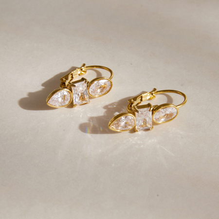 Boucles d'oreilles créoles pour femmes, en acier inoxydable doré, ornées de zircon et ornées d'une goutte d'eau, de la luxueuse collection Droplet.