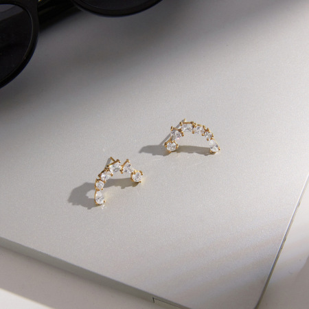 Boucles d'oreilles puces pour femmes, en acier inoxydable imperméable, couleur or, forme simple en C, ornées de zircon. 2