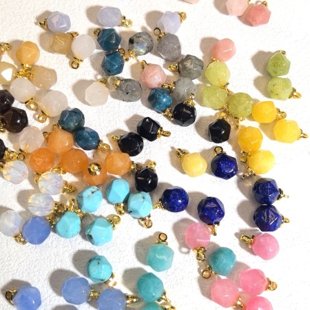 5 pendentifs pour femmes en pierres naturelles de forme irrégulière et couleur or