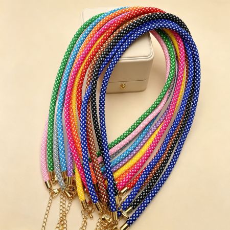 Colliers décontractés en corde de couleurs mélangées