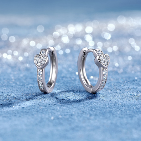 Boucles d'oreilles pour femme en argent sterling 925 couleur or, motif cœur élégant de la collection Classique, avec moissanite. 2