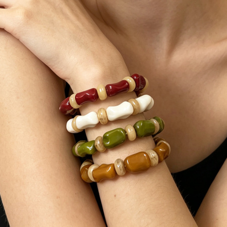 Bracelets de perles pour femmes, collection romantique, en résine de couleurs variées et de formes irrégulières.