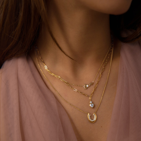 Colliers pendentifs élégants pour femmes, en acier inoxydable étanche, couleur or, en forme de fer à cheval et ornés de zircon.
