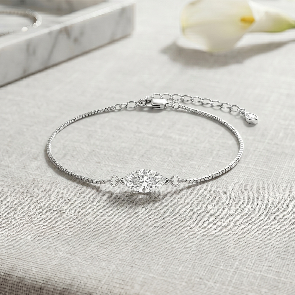 Bracelet Pour Femme En Argent Sterling 925 Plaqué Rhodium, Forme Irrégulière, Collection Simple, Serti De Moissanite. Image3
