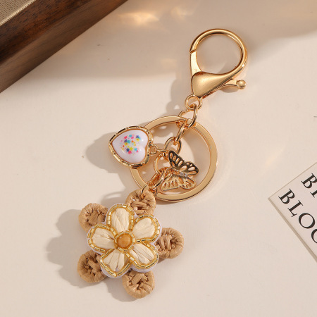 Porte-clés en cuivre de la série Luxueuse, orné de perles en forme de cœur, d'étoile tissée, de papillon et de formes géométriques multicolores, avec fleurs et cœurs. Motifs géométriques. 2