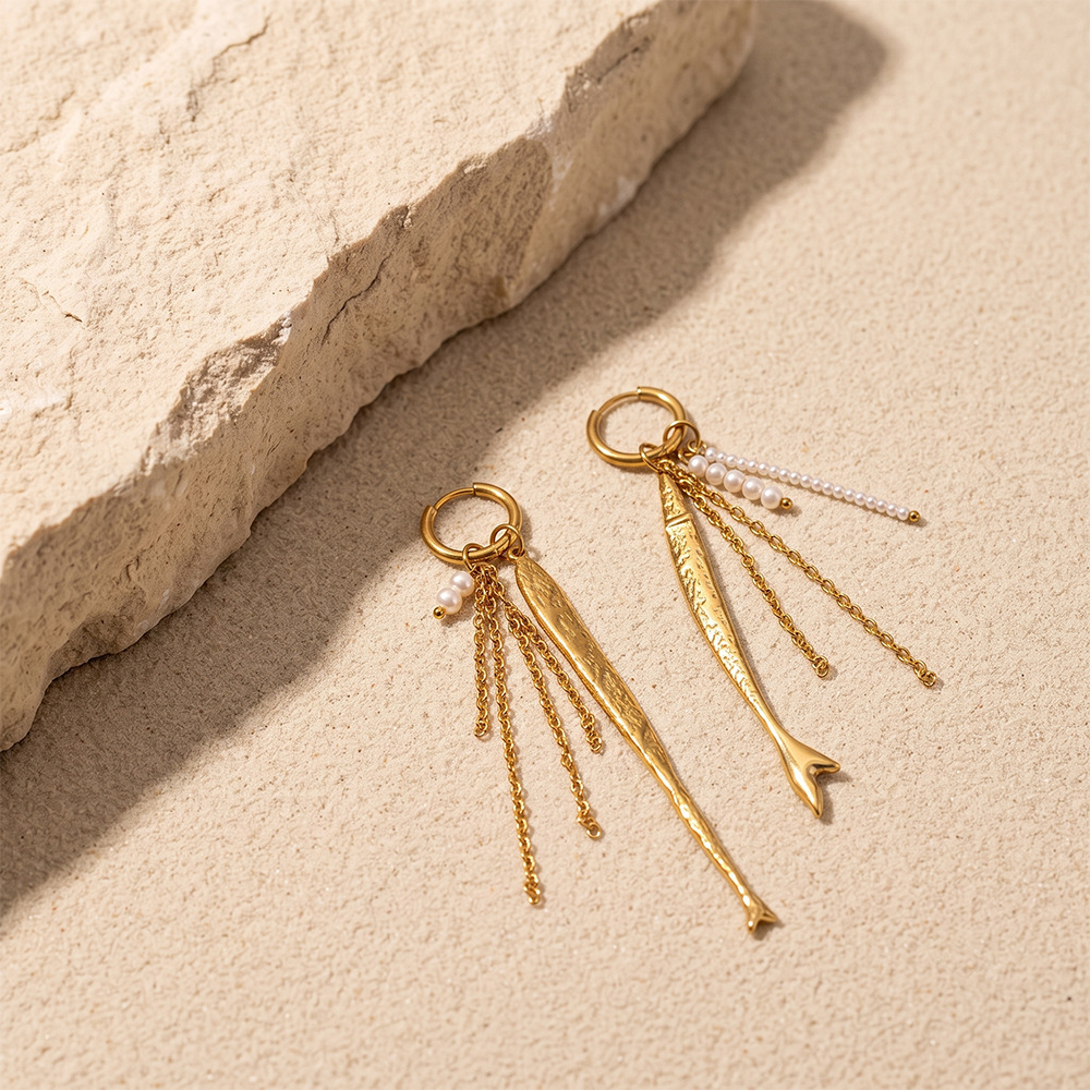 Boucles D'Oreilles Pendantes Pour Femmes, Style Rétro, Pompon, En Acier Inoxydable, Couleur Or, Étanches, Avec Motif Poisson Et Pompon. Collection Simple. Image2
