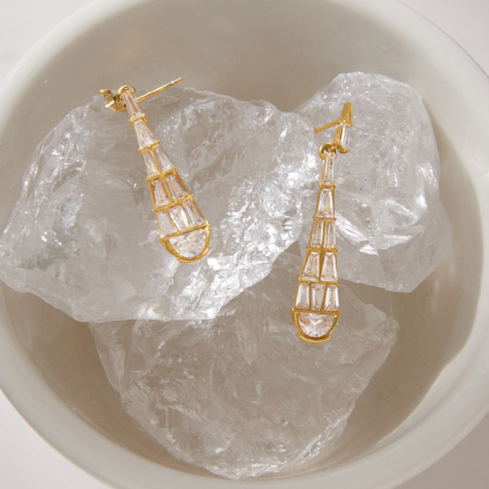 Boucles d'oreilles puces pour femmes, élégantes et raffinées, en acier inoxydable doré, ornées de zircon et de motifs en gouttelettes. Collection Luxueuse. 2