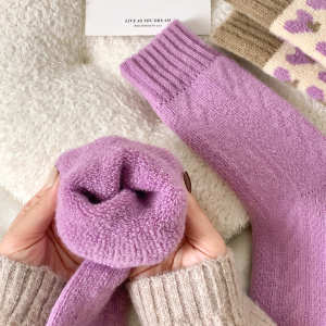 Chaussettes Mi-Mollet À Rayures Basiques Et Cœurs Contrastés, Légèrement Rebondissantes h5 Image2