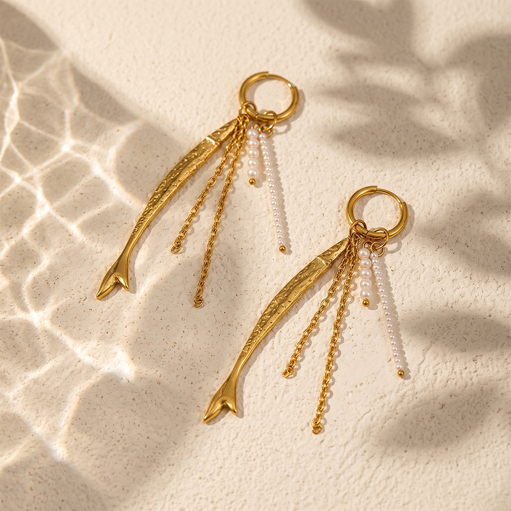 Boucles D'Oreilles Pendantes Pour Femmes, Style Rétro, Pompon, En Acier Inoxydable, Couleur Or, Étanches, Avec Motif Poisson Et Pompon. Collection Simple. Image3