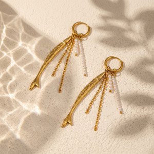 Boucles D'Oreilles Pendantes Pour Femmes, Style Rétro, Pompon, En Acier Inoxydable, Couleur Or, Étanches, Avec Motif Poisson Et Pompon. Collection Simple. h5 Image3