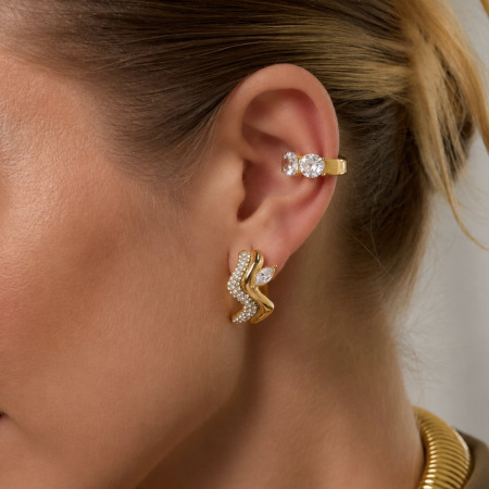 Boucles d'oreilles créoles élégantes et raffinées en acier inoxydable doré, couleur or, avec zircon, de forme irrégulière et de luxe.