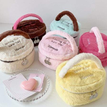 Trousses à maquillage Simple Series Sweet Letter de couleurs assorties en fausse fourrure 2