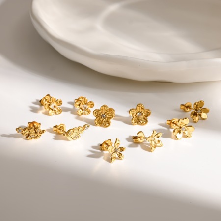 Boucles d'oreilles puces pour femmes en acier inoxydable doré, étanches, en forme de fleur délicate et ornées de strass.