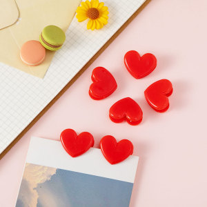 1 Pince À Linge Romantique En Forme De Cœur, Couleur Unie, En Plastique Simple h5