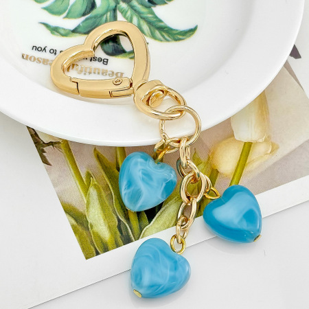 Porte-clés romantique en résine, forme simple cœur, dégradé de couleurs, couleur unie. Collection romantique. Porte-clés en résine, motif cœur simple, dégradé de couleurs. Série unie. Collection dégradée de couleurs. Porte-clés romantique en résine, forme 2
