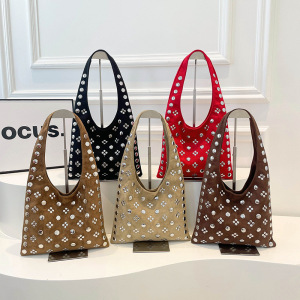 Sacs À Bandoulière Carrés Pour Femmes En Daim Uni, Style Old Money, Ornés De Clous Et De Détails Métalliques. h5 Image5