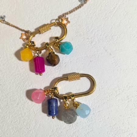 5 pendentifs pour femmes en pierres naturelles de forme irrégulière et couleur or 2